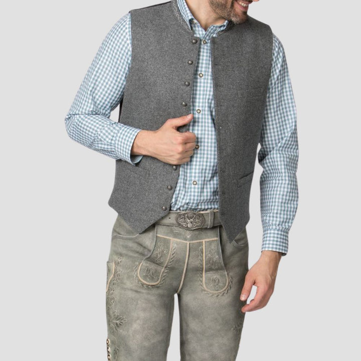 Showcase your heritage with this classic men’s Trachten vest, designed for the perfect Bavarian look at Oktoberfest.