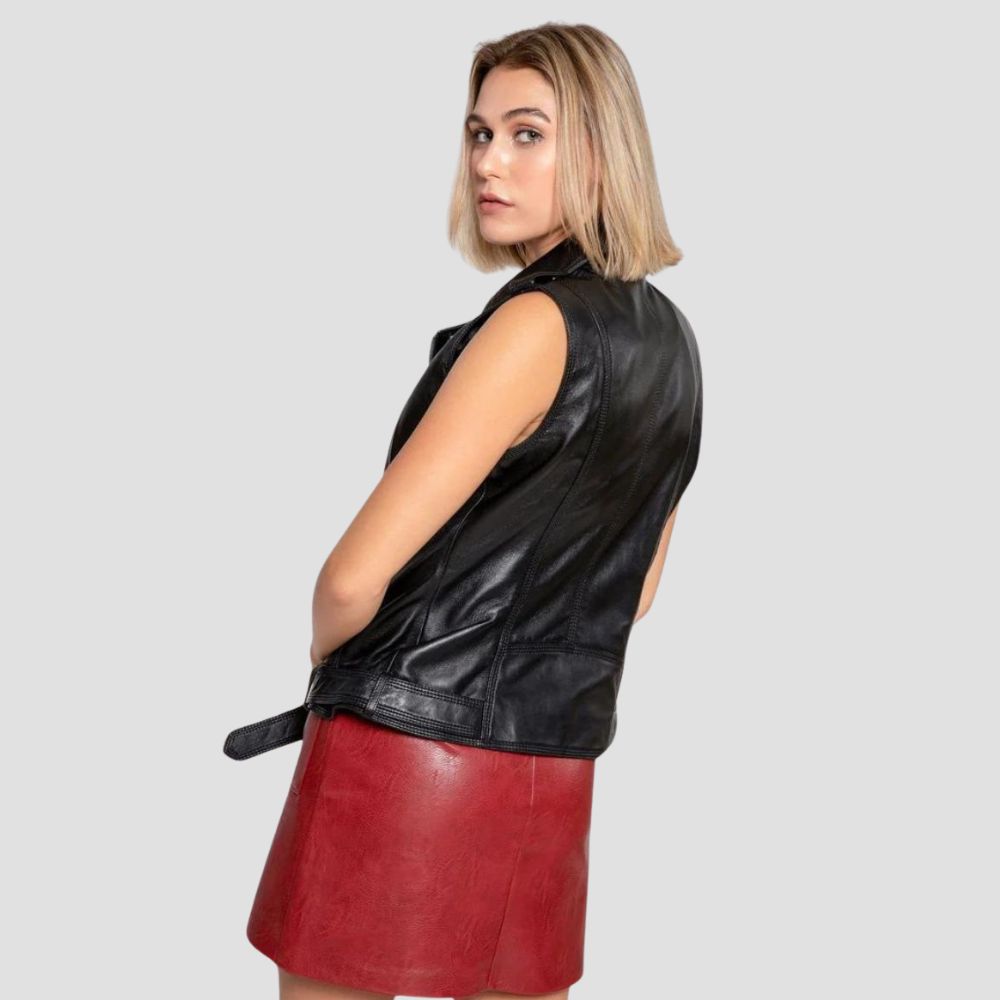  This women’s motorcycle leather vest with sleek zipper details adds a sophisticated touch to your riding outfit, blending chic style with functionality.