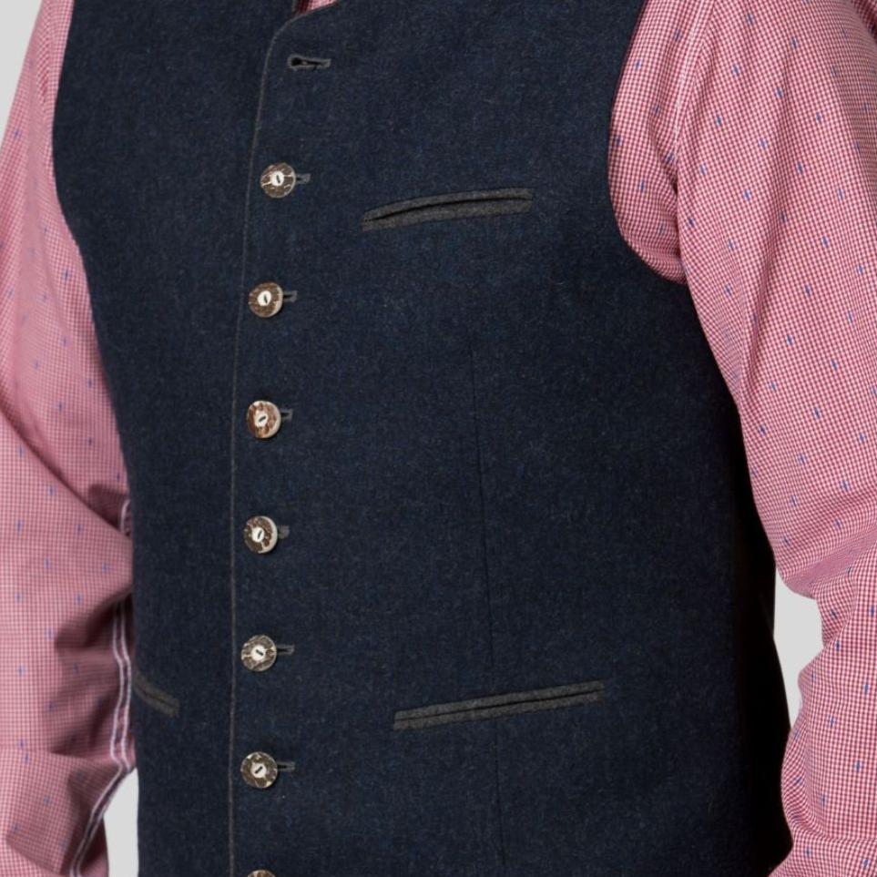 Stand out at Oktoberfest with this elegant men’s Trachten vest, crafted for comfort and a polished appearance.