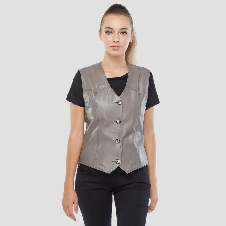  A women’s leather motorcycle vest designed for a casual yet bold biker style, ideal for everyday wear and edgy fashion.