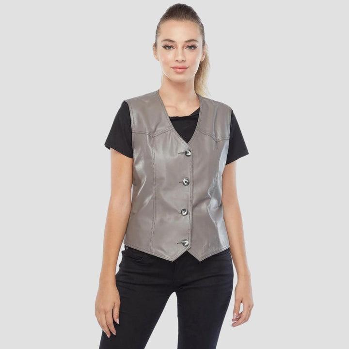 Stylish and functional, this women’s leather motorcycle vest is designed for casual biker style, combining comfort with a bold aesthetic.