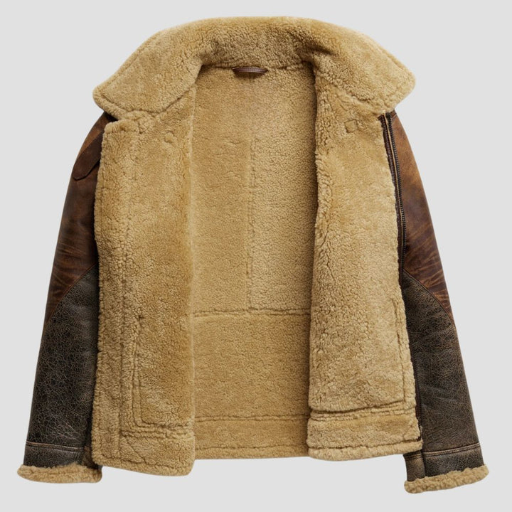 Designed for durability and comfort, this Aviator B3 shearling jacket is perfect for conquering the cold in style.