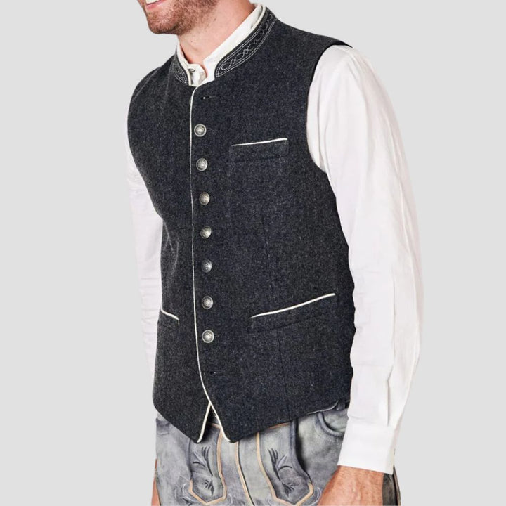 Celebrate in style with this embroidered men’s Trachten vest, a perfect choice for cultural festivals and traditional gatherings.