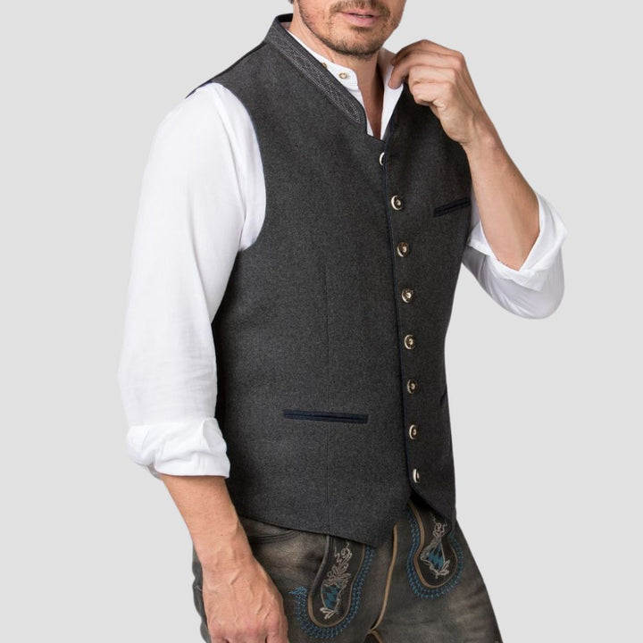 Perfect for special occasions, this men’s formal Bavarian Trachten vest combines traditional craftsmanship with modern elegance.