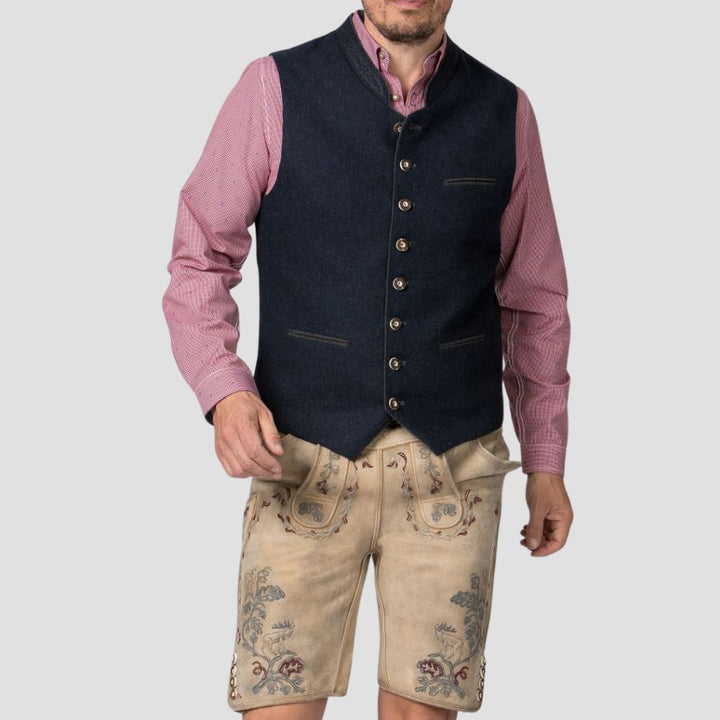 Add a modern touch to your Oktoberfest outfit with this stylish men’s Trachten vest, blending tradition and contemporary elegance.