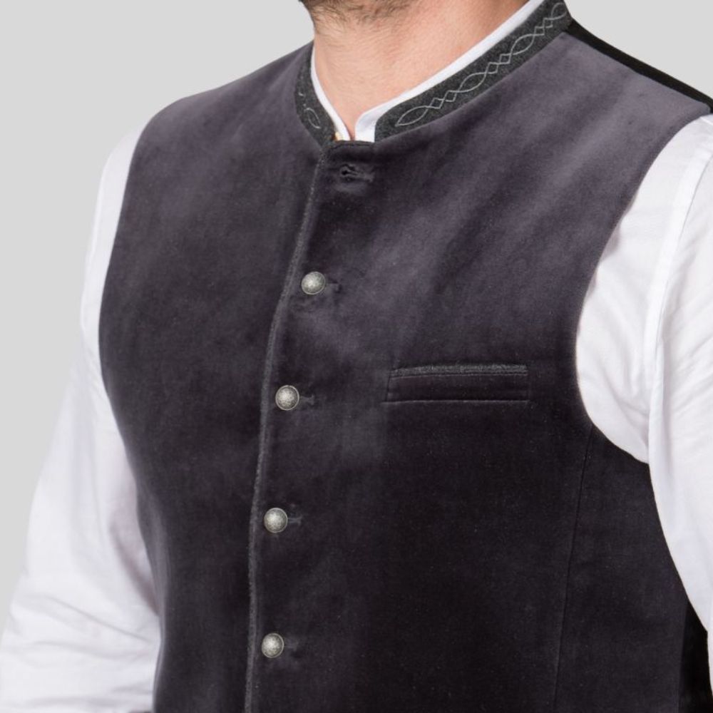 Make your Oktoberfest experience unforgettable with this custom Trachten vest, designed for both tradition and modern flair.