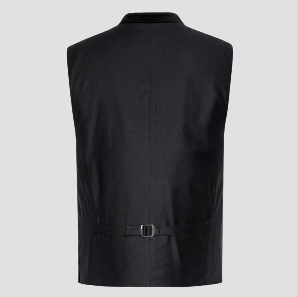 Make your Oktoberfest experience unforgettable with this custom Trachten vest, designed for both tradition and modern flair.