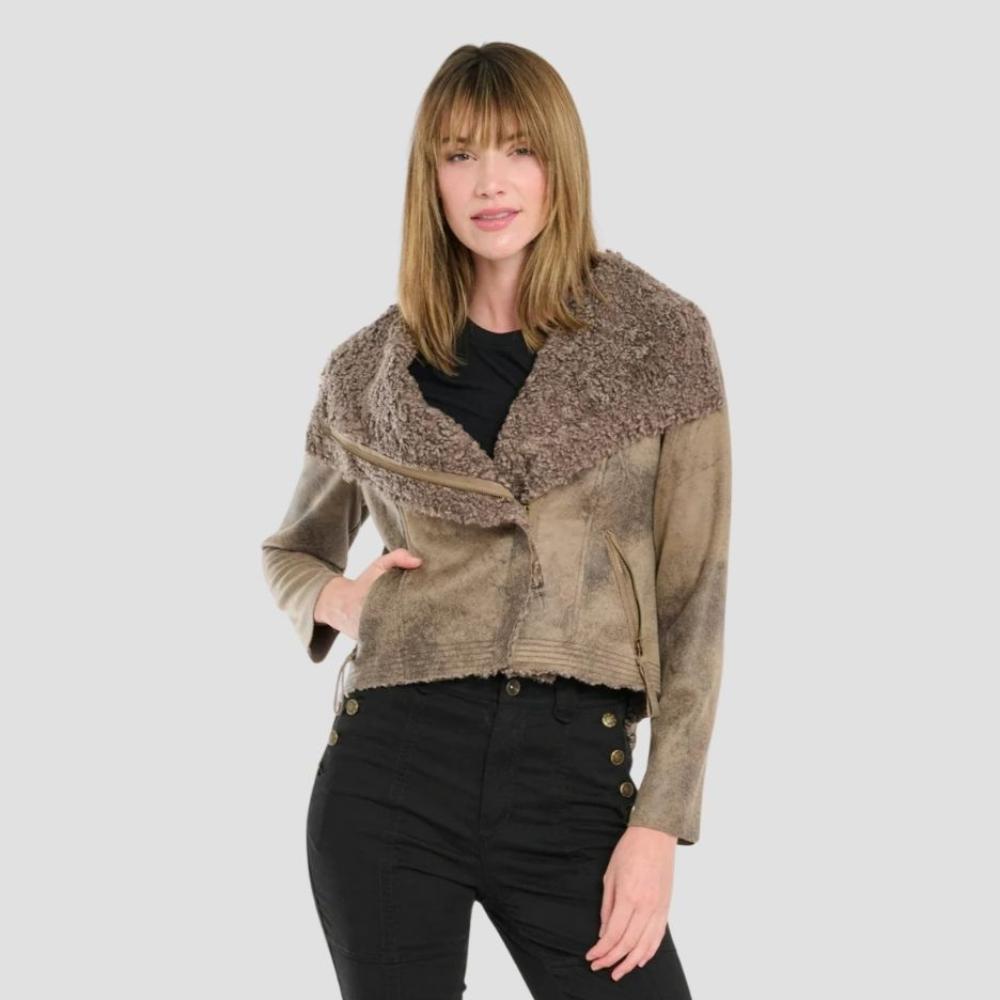 Shop a timeless women’s leather jacket with curly merino fur lining. This elegant piece combines luxury leather with soft, curly merino fur for a chic, cozy outfit.